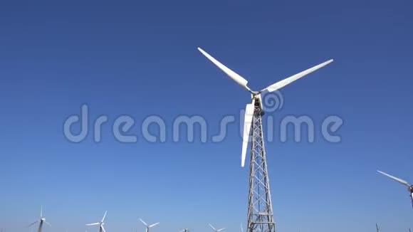 一个旋转的风力涡轮机对抗晴朗的蓝天克里米亚的替代能源a视频的预览图