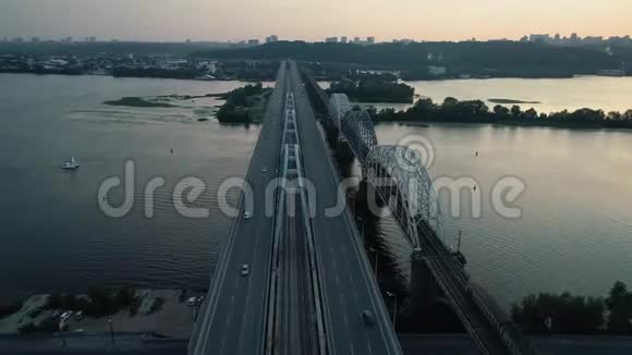 空中镜头日落时径向飞越基辅桥视频的预览图