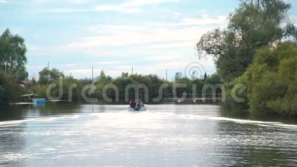 秋天的傍晚人们在河边划船视频的预览图