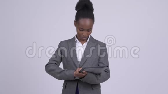 年轻快乐的非洲女商人用数码平板电脑思考视频的预览图