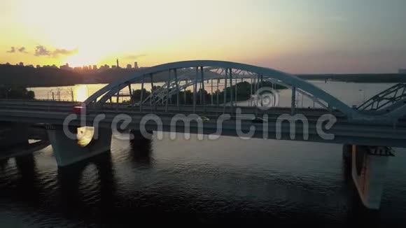 空中镜头日落时分飞出基辅桥视频的预览图