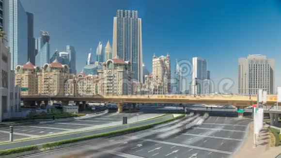 临近谢赫扎耶德路的繁忙交通迪拜市的现代化摩天大楼视频的预览图