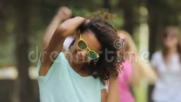 年轻的多种族女歌手在镜头前跳舞拍摄她的视频视频的预览图