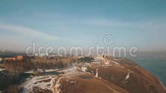 在西伯利亚山河悬崖上的教堂视频的预览图
