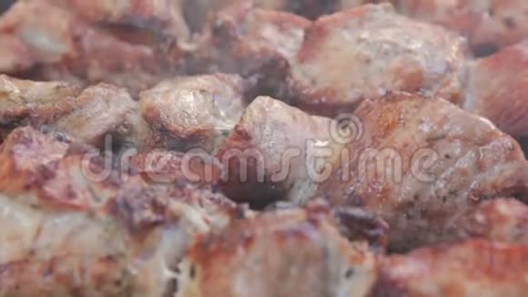 在烤肉上涂上一层奶油烧烤架上烤牛肉上的烟视频的预览图
