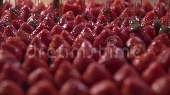 一串串的釉在草莓浆果上移动视频的预览图