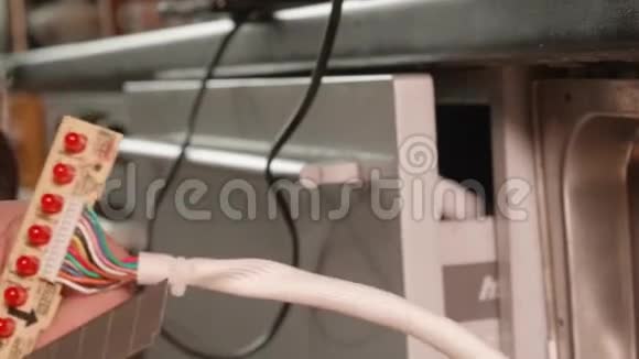 汉德曼用切箱刀切割洗碗机修理的一个细节视频的预览图