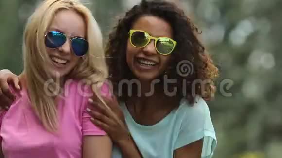 在露天音乐节上女朋友笑着跳舞玩得开心视频的预览图