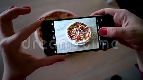 餐厅女青年用手机拍照视频的预览图