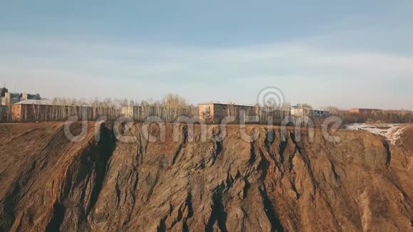消失在河流上空西伯利亚的岩石和山脉视频的预览图