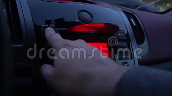 将激光CD加载到汽车立体声中视频的预览图