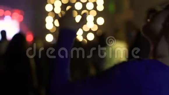 金发女郎在音乐会上举手跳舞放松活跃的夜生活视频的预览图