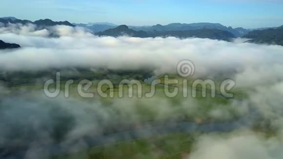 鸟瞰云高山绿视频的预览图