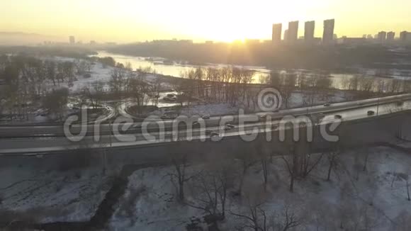 日落的河水和俄罗斯城市视频的预览图
