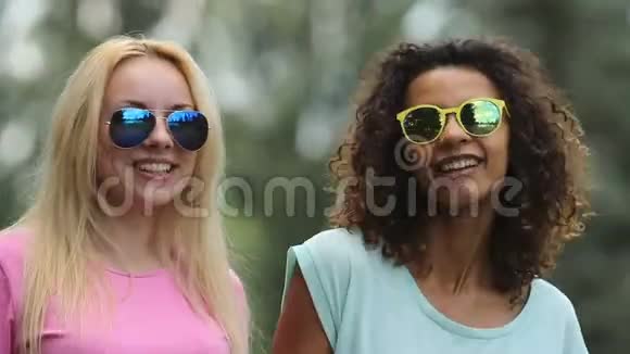 两个女朋友在聚会上闲聊微笑着做舞蹈动作视频的预览图