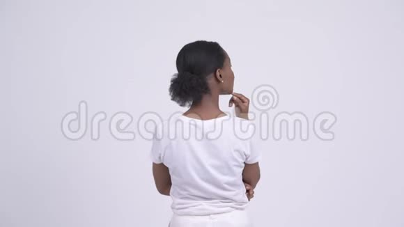 非洲年轻女子手指着白色背景的后视图视频的预览图