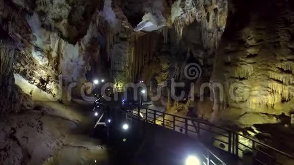 洞穴中石笋结构排列的照明灯具视频的预览图