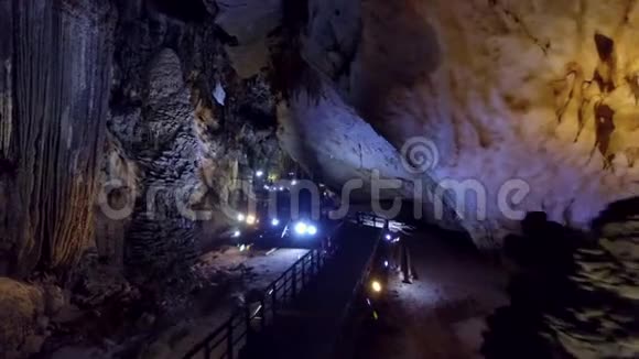 大型溶洞洞穴洞穴探勘的宏伟场所视频的预览图