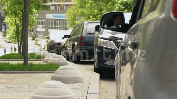 车窗外扔垃圾的人环境污染城市生态视频的预览图