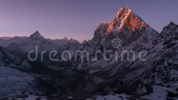时间流逝缩放日出乔拉特斯阿玛达布拉姆峰喜马拉雅山视频的预览图