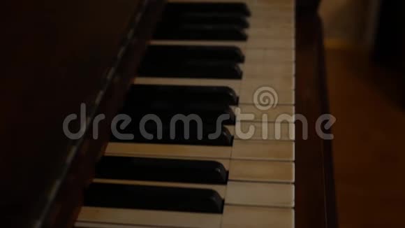 从旧钢琴里探出琴键视频的预览图