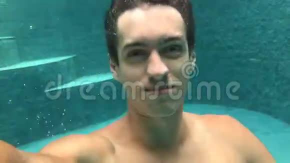 在泳池里潜水的时候做自拍水下游泳他在水盆里游泳视频的预览图