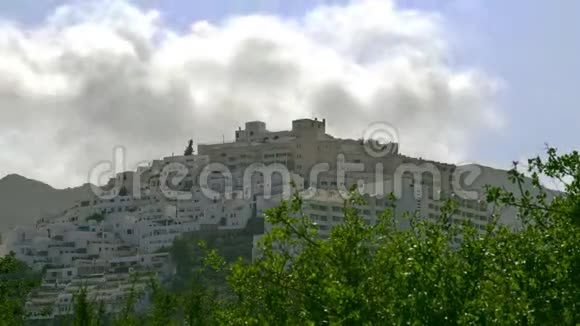 安达卢西亚西班牙山地城镇的时间推移与云层移动视频的预览图