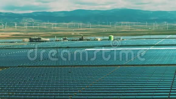 可再生能源发电太阳能发电站和风力发电机的航空视野视频的预览图