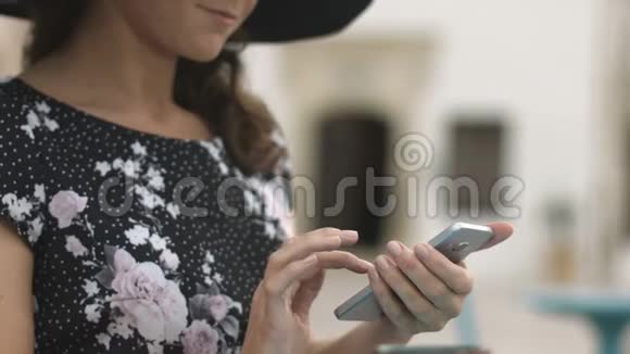 优雅年轻女性的特写智能手机上有漂亮的美甲打字信息视频的预览图