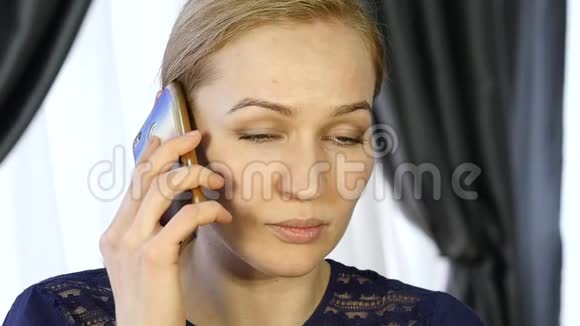 金发女人打电话集中谈话视频的预览图