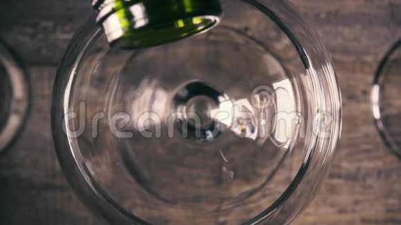 慢动作将红酒倒入有反光的玻璃杯中视频的预览图