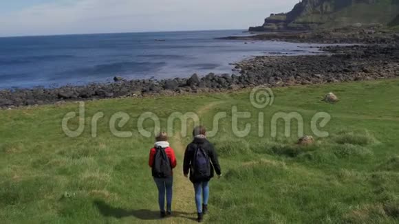 两名女孩前往北爱尔兰的巨人铜锣视频的预览图