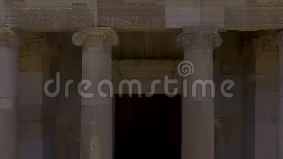 在美丽的亚美尼亚山脉上升起的加尼神庙历史建筑视频的预览图