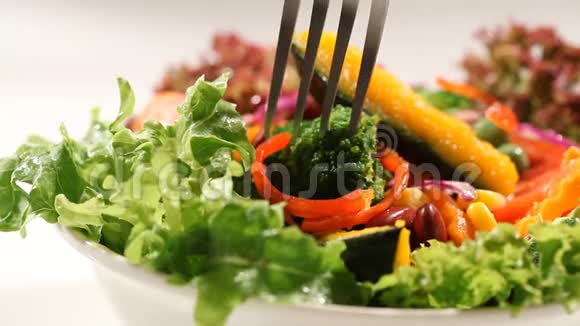 吃新鲜蔬菜沙拉的特写视频的预览图