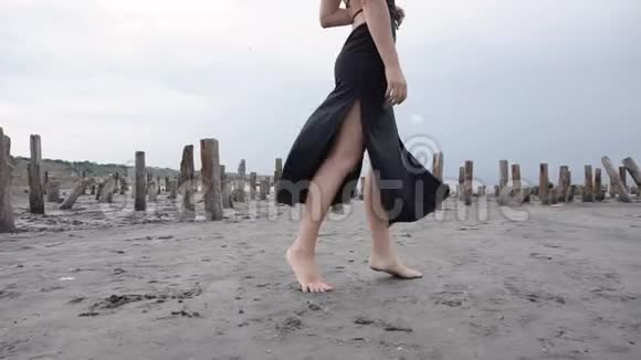 可爱的细长金发走在海岸的盐围与健康的黑泥视频的预览图