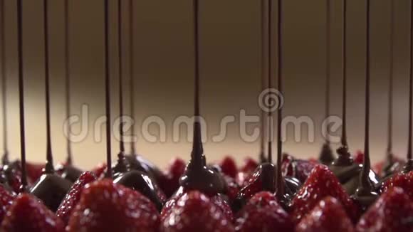 许多流釉倒在浆果上视频的预览图