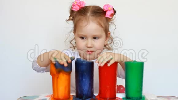 儿童与科学实验儿童娱乐学前教育五颜六色的饮料可爱的小女孩视频的预览图