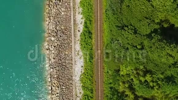 沿海多公里铁路海岸线景观交通视频的预览图