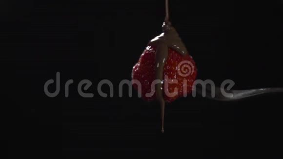液体巧克力从草莓吸管中滴落视频的预览图