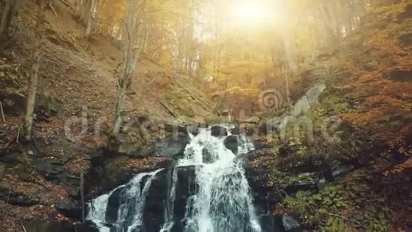 雄伟的金秋山瀑布溪视频的预览图