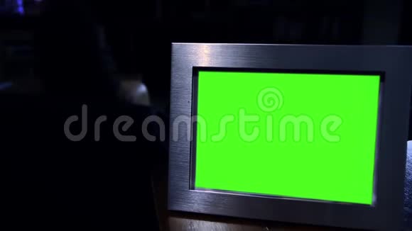 照片框架与绿色屏幕在黑暗中放大视频的预览图