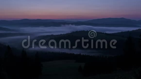 早上在喀尔巴阡山山脉中间的动态雾气视频的预览图