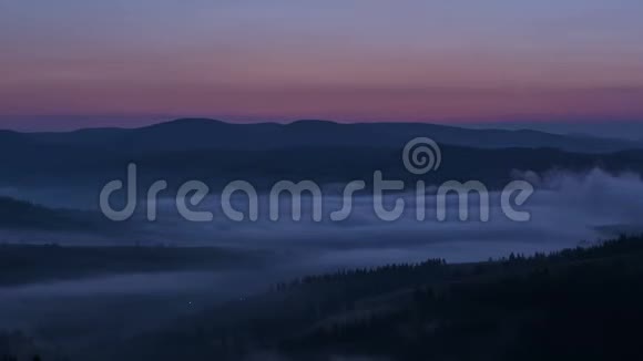 早上在喀尔巴阡山山脉中间的动态雾气视频的预览图