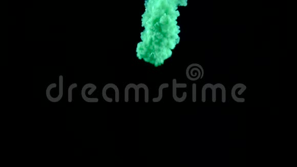 真正的绿色油漆在水中缓慢的运动墨水在水下旋转黑色上孤立的墨迹碰撞视频的预览图