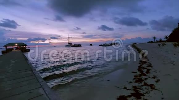 美丽的日落印度洋马尔代夫绿松石水白沙滩和天际线与白云视频的预览图