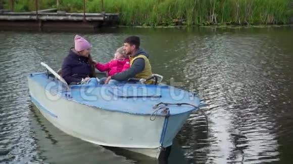 秋天的傍晚一家人在河边划船视频的预览图