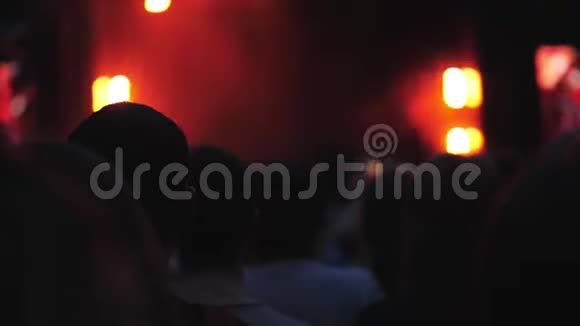 明亮的舞台灯光在黑暗中观众在欣赏音乐会视频的预览图