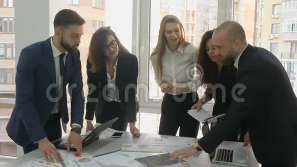 办公室工作人员公司的一个年轻团队两个男人和三个女人讨论为开发的安装文件视频的预览图