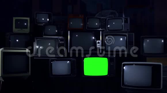 许多TVS与绿色屏幕打开蓝色暗调视频的预览图