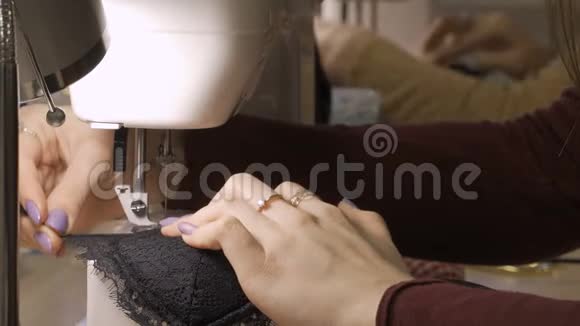 在缝纫机上工作的女性手的特写镜头视频的预览图